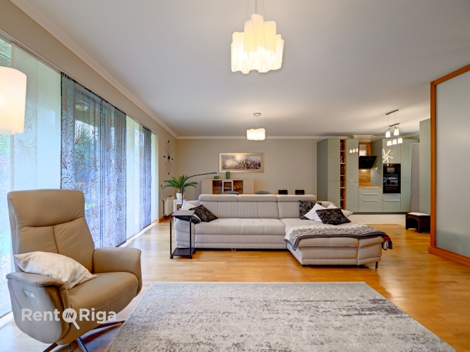 Sludinājumi. Renovēta, kvalitatīvi un gaumīgi iekārtota divstāvu rindu māja Ogres centrā.  Māja būvēta 2005. Cena: 350000 EUR Foto #8