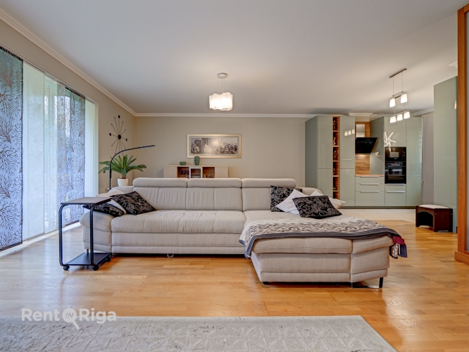 Sludinājumi. Renovēta, kvalitatīvi un gaumīgi iekārtota divstāvu rindu māja Ogres centrā.  Māja būvēta 2005. Cena: 350000 EUR Foto #9