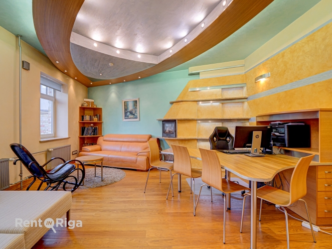 Sludinājumi. Ekskluzīva iespēja - birojs ar labu lokāciju un iekļautu parkingu!  Izīrē pilnībā mēbelētu, ērtu un Cena: 500 EUR/mēn Foto #2