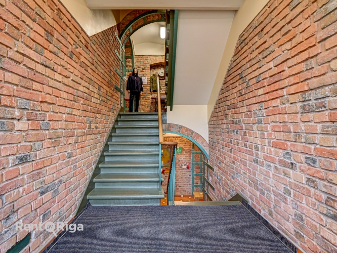 Sludinājumi. Ekskluzīva iespēja - birojs ar labu lokāciju un iekļautu parkingu!  Izīrē pilnībā mēbelētu, ērtu un Cena: 500 EUR/mēn Foto #9