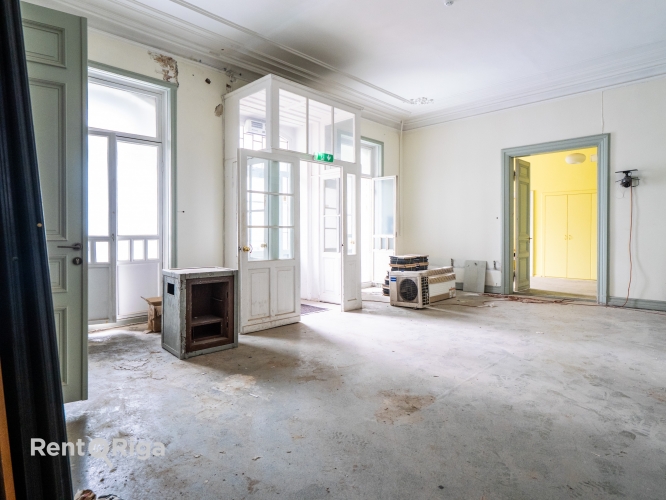 Sludinājumi. Izīrē telpas Jūgendstila ēkā pilsētas centrā!  Piedāvājumā gaišas un plašas telpas izcilā vietā  Cena: 3600 EUR/mēn Foto #3