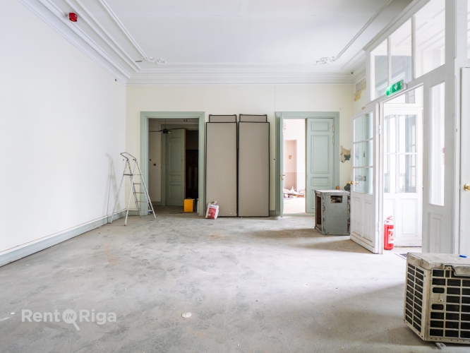 Sludinājumi. Izīrē telpas Jūgendstila ēkā pilsētas centrā!  Piedāvājumā gaišas un plašas telpas izcilā vietā  Cena: 3600 EUR/mēn Foto #5