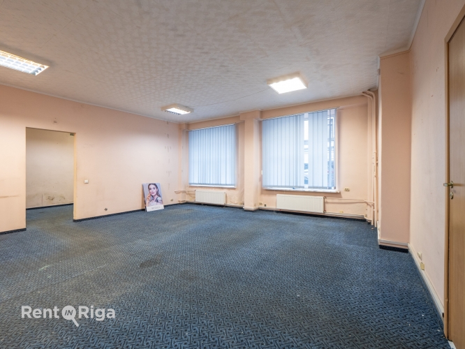 Sludinājumi. Birojs ar noliktavas telpām pirmajā stāvā ar atsevišķu ieeju no pirmā stāva.  Priekšrocības:  + Cena: 1194 EUR/mēn Foto #3