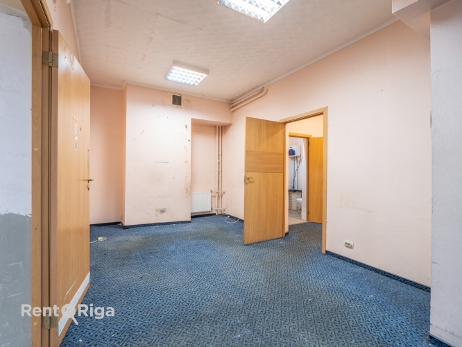 Sludinājumi. Birojs ar noliktavas telpām pirmajā stāvā ar atsevišķu ieeju no pirmā stāva.  Priekšrocības:  + Cena: 1194 EUR/mēn Foto #5