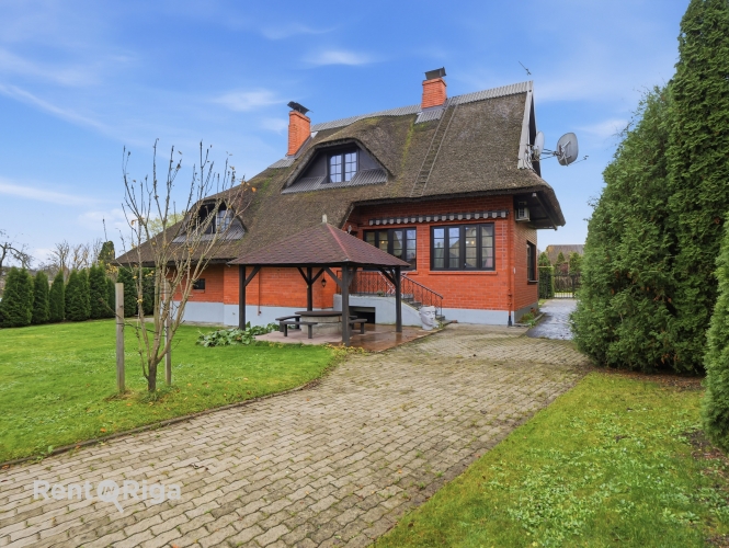 Sludinājumi. Plaša privātmāja labā stāvoklī Vimbukrogā pirms Ķekavas.  Ēkas 1.stāvā ir plaša viesistaba, kas Cena: 360000 EUR Foto #1