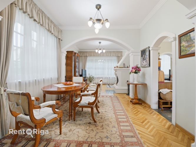 Sludinājumi. Plaša privātmāja labā stāvoklī Vimbukrogā pirms Ķekavas.  Ēkas 1.stāvā ir plaša viesistaba, kas Cena: 360000 EUR Foto #2