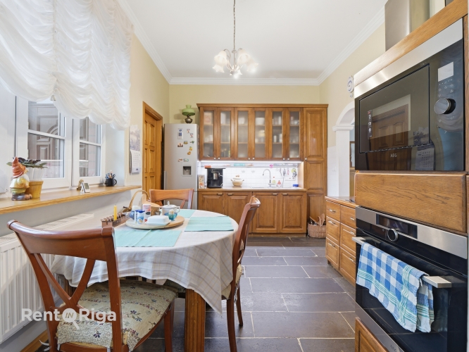 Sludinājumi. Plaša privātmāja labā stāvoklī Vimbukrogā pirms Ķekavas.  Ēkas 1.stāvā ir plaša viesistaba, kas Cena: 360000 EUR Foto #5