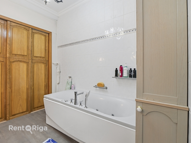 Sludinājumi. Plaša privātmāja labā stāvoklī Vimbukrogā pirms Ķekavas.  Ēkas 1.stāvā ir plaša viesistaba, kas Cena: 360000 EUR Foto #9