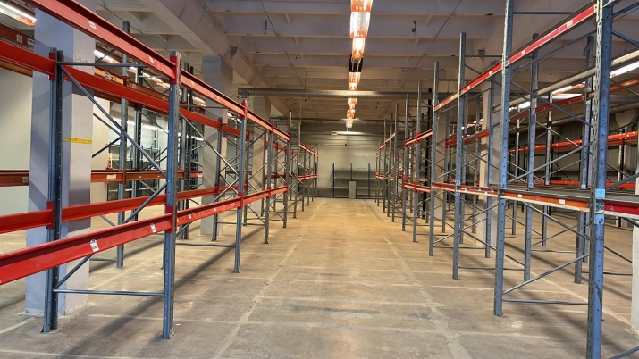 Sludinājumi. Iznomā noliktavas telpas.  Tiek piedāvātas plašas un ļoti labā stāvoklī esošas noliktavas telpas Cena: 4050 EUR/mēn Foto #3