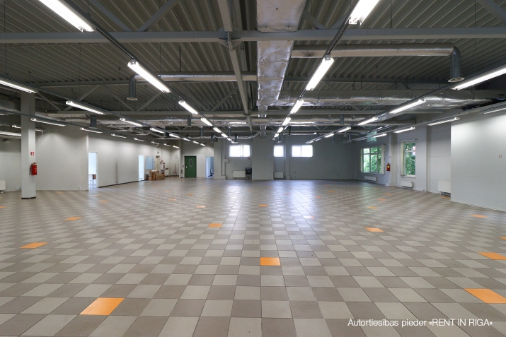 Sludinājumi. Tiek piedāvātas plašas komercplatības virs veikala MAXIMA stratēģiski izdevīgā un aktīvā vietā.  + Cena: 2040 EUR/mēn Foto #3