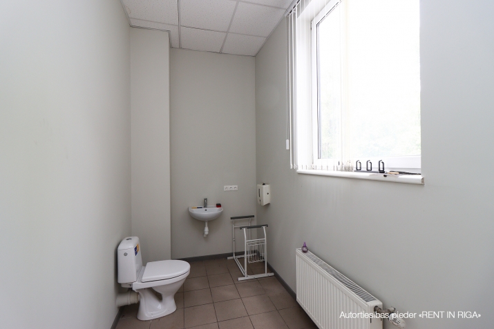 Sludinājumi. Tiek piedāvātas plašas komercplatības virs veikala MAXIMA stratēģiski izdevīgā un aktīvā vietā.  + Cena: 2040 EUR/mēn Foto #4