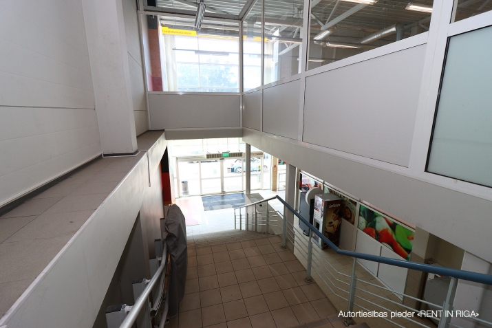 Sludinājumi. Tiek piedāvātas plašas komercplatības virs veikala MAXIMA stratēģiski izdevīgā un aktīvā vietā.  + Cena: 2040 EUR/mēn Foto #6