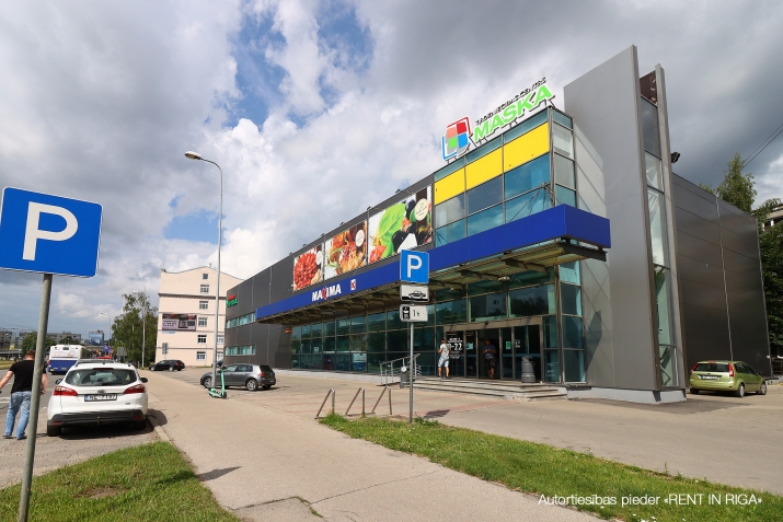 Sludinājumi. Tiek piedāvātas plašas komercplatības virs veikala MAXIMA stratēģiski izdevīgā un aktīvā vietā.  + Cena: 1790 EUR/mēn Foto #1