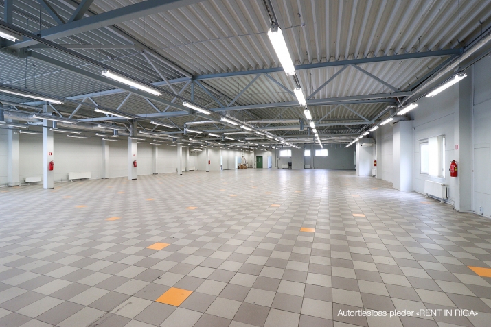 Sludinājumi. Tiek piedāvātas plašas komercplatības virs veikala MAXIMA stratēģiski izdevīgā un aktīvā vietā.  + Cena: 1790 EUR/mēn Foto #2