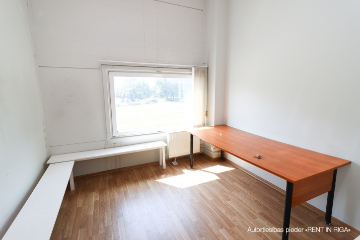 Sludinājumi. Tiek piedāvātas plašas komercplatības virs veikala MAXIMA stratēģiski izdevīgā un aktīvā vietā.  + Cena: 1790 EUR/mēn Foto #9