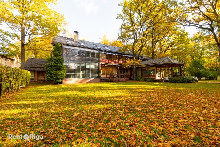 Sludinājumi. Biroja ēka ērtā, zaļā un pieprasītā vietā.  Ēka šobrīd tiek izmantota kā biroja ēka. Vienlaikus Cena: 1.1e+06 EUR Foto #1