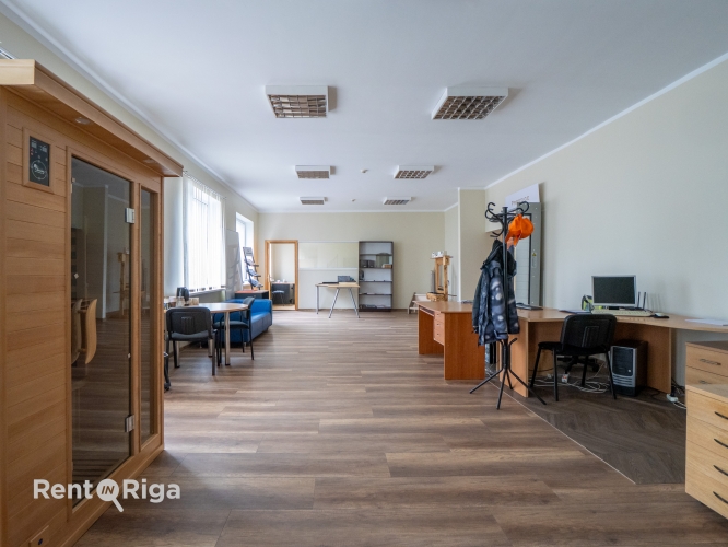 Sludinājumi. Liela un plaša telpa ar atsevišķu kabinetu, lielu atvērtā tipa ofisa telpu un niša atsevišķam Cena: 491 EUR/mēn Foto #3