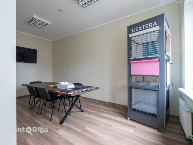 Sludinājumi. Liela un plaša telpa ar atsevišķu kabinetu, lielu atvērtā tipa ofisa telpu un niša atsevišķam Cena: 491 EUR/mēn Foto #7