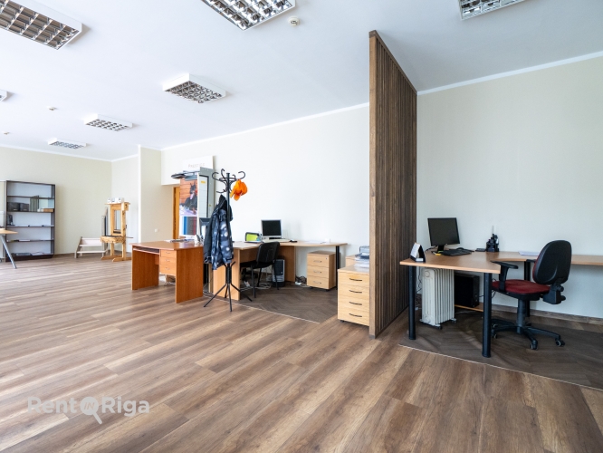 Sludinājumi. Liela un plaša telpa ar atsevišķu kabinetu, lielu atvērtā tipa ofisa telpu un niša atsevišķam Cena: 491 EUR/mēn Foto #2