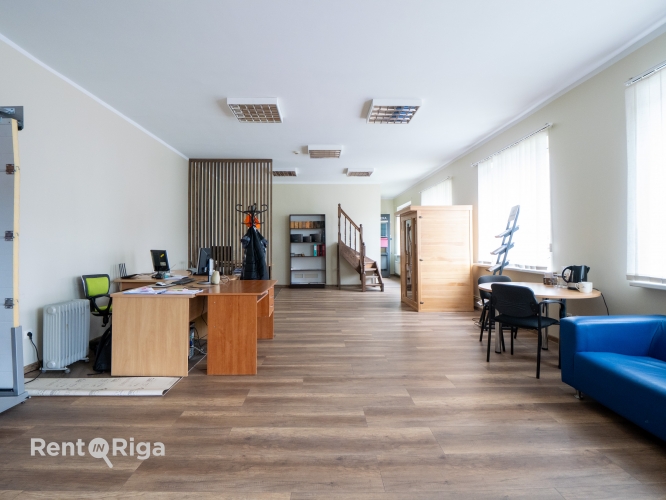 Sludinājumi. Liela un plaša telpa ar atsevišķu kabinetu, lielu atvērtā tipa ofisa telpu un niša atsevišķam Cena: 491 EUR/mēn Foto #4