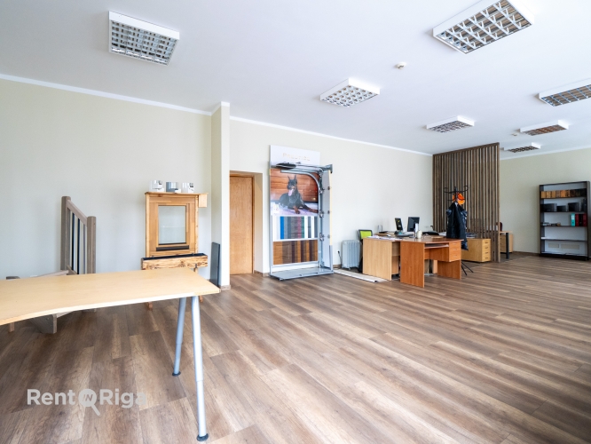 Sludinājumi. Liela un plaša telpa ar atsevišķu kabinetu, lielu atvērtā tipa ofisa telpu un niša atsevišķam Cena: 491 EUR/mēn Foto #1