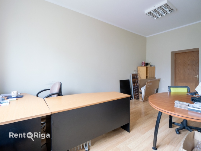 Sludinājumi. Liela un plaša telpa ar atsevišķu kabinetu, lielu atvērtā tipa ofisa telpu un niša atsevišķam Cena: 491 EUR/mēn Foto #5