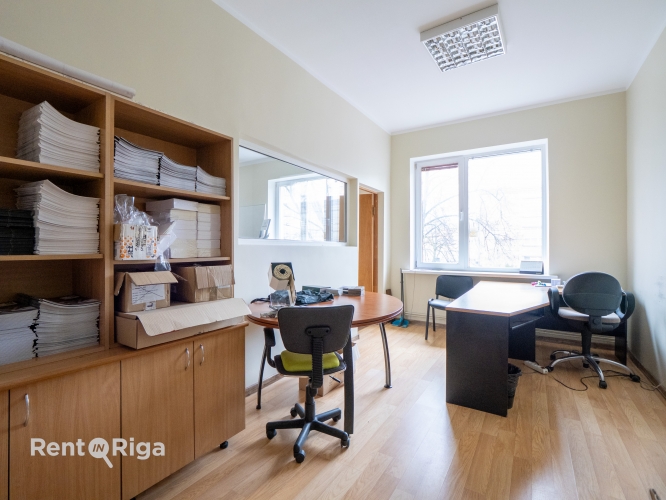 Sludinājumi. Liela un plaša telpa ar atsevišķu kabinetu, lielu atvērtā tipa ofisa telpu un niša atsevišķam Cena: 491 EUR/mēn Foto #6
