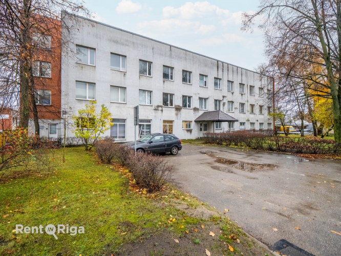 Sludinājumi. Pieejami dažādu platību ofisi!  Trīs stāvu biroja ēkā Ganību dambī ir pieejami ofisi uz nomu. Ofisa Cena: 92 EUR/mēn Foto #3