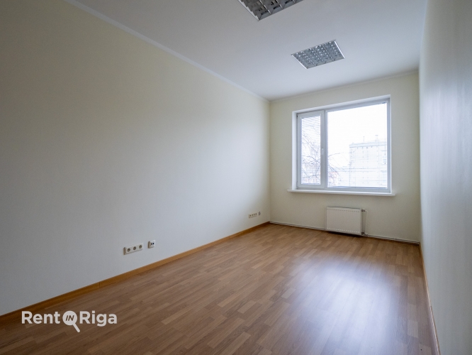 Sludinājumi. Trīs atsevišķu kabinetu ofiss!  Trīs stāvu biroja ēkā Ganību dambī ir pieejami ofisi uz nomu. Ofisa Cena: 248 EUR/mēn Foto #3