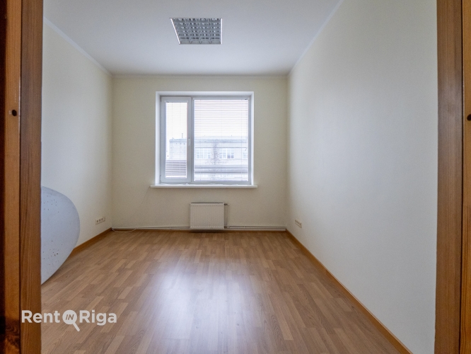 Sludinājumi. Trīs atsevišķu kabinetu ofiss!  Trīs stāvu biroja ēkā Ganību dambī ir pieejami ofisi uz nomu. Ofisa Cena: 248 EUR/mēn Foto #4