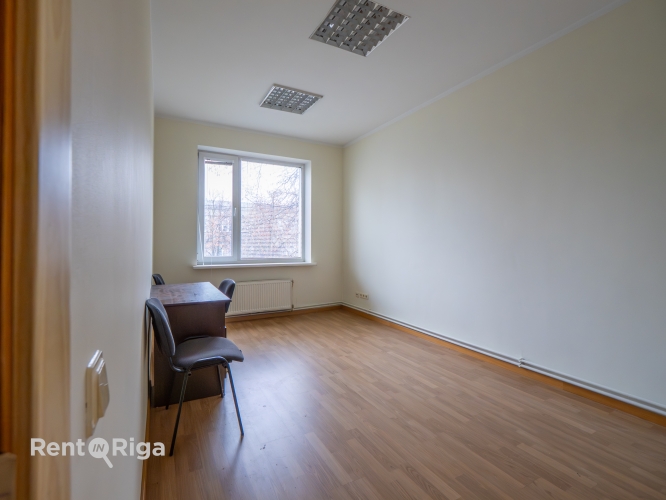 Sludinājumi. Trīs atsevišķu kabinetu ofiss!  Trīs stāvu biroja ēkā Ganību dambī ir pieejami ofisi uz nomu. Ofisa Cena: 248 EUR/mēn Foto #5