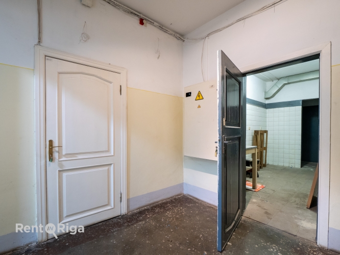 Sludinājumi. Komerctelpas Ganību dambī, Rīgā, kas piemērotas dažādiem biznesa risinājumiem.  Izmantojiet šo Cena: 429 EUR/mēn Foto #4