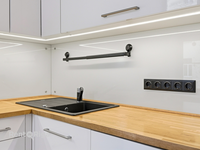 Sludinājumi. Izīrē gaišu un mājīgu divistabu dzīvokli Rīgas centrā!  Viesistaba ir ar lieliem logiem un Cena: 790 EUR/mēn Foto #8