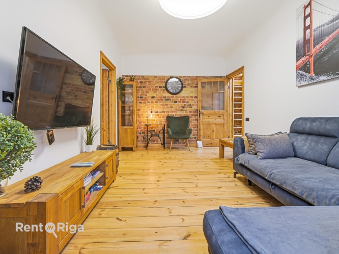 Sludinājumi. Izīrē gaišu un mājīgu divistabu dzīvokli Rīgas centrā!  Viesistaba ir ar lieliem logiem un Cena: 790 EUR/mēn Foto #1