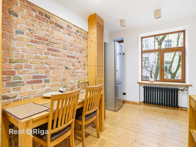 Sludinājumi. Izīrē gaišu un mājīgu divistabu dzīvokli Rīgas centrā!  Viesistaba ir ar lieliem logiem un Cena: 790 EUR/mēn Foto #5