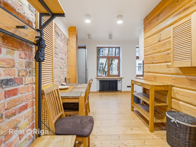 Sludinājumi. Izīrē gaišu un mājīgu divistabu dzīvokli Rīgas centrā!  Viesistaba ir ar lieliem logiem un Cena: 790 EUR/mēn Foto #4