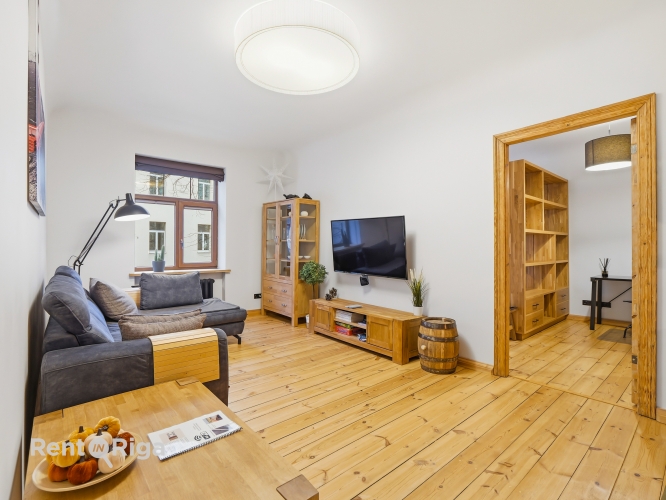 Sludinājumi. Izīrē gaišu un mājīgu divistabu dzīvokli Rīgas centrā!  Viesistaba ir ar lieliem logiem un Cena: 790 EUR/mēn Foto #9