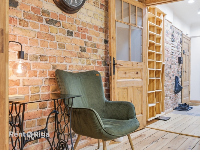 Sludinājumi. Izīrē gaišu un mājīgu divistabu dzīvokli Rīgas centrā!  Viesistaba ir ar lieliem logiem un Cena: 790 EUR/mēn Foto #3