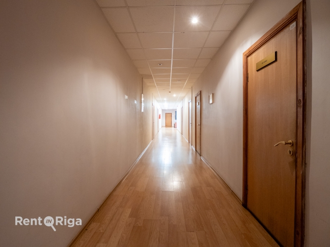 Sludinājumi. Trīs stāvu biroja ēkā Ganību dambī tiek piedāvāts viss trešais stāvs uz nomu.   Ofisa ēkā ir tīra Cena: 1440 EUR/mēn Foto #6