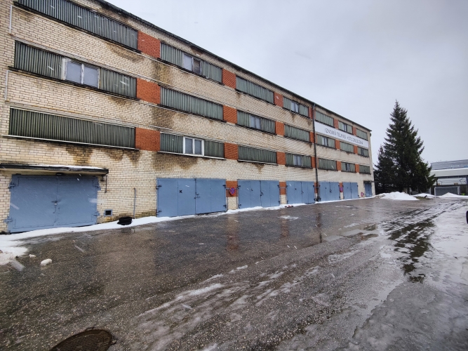 Sludinājumi. Tiek iznomātas neapkurināmas noliktavu telpas centrā, Sporta ielā.  Līdzena betona grīda. Plaši Cena: 400 EUR/mēn Foto #6