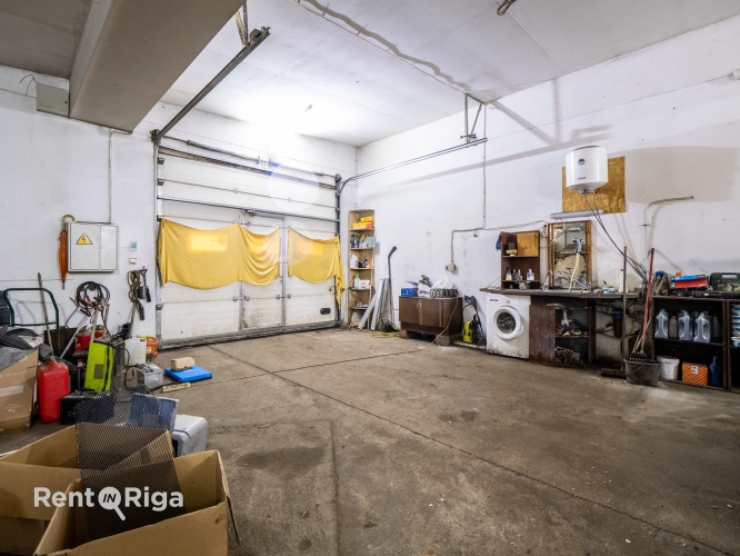 Sludinājumi. Telpas ar divām iebrauktuvēm/paceļamajiem vārtiem Ganību dambī.  Telpas apkurināmas individuāli ar Cena: 1140 EUR/mēn Foto #3