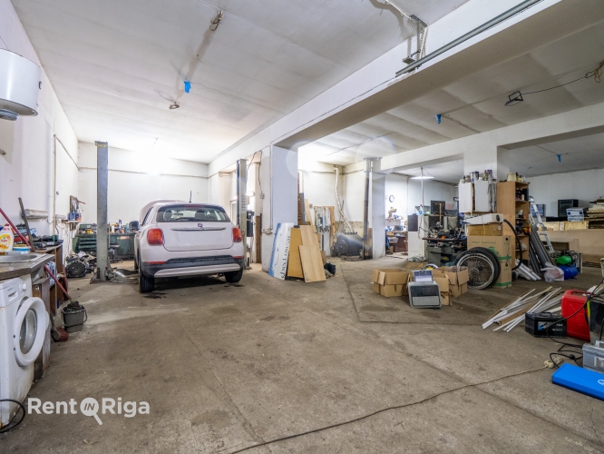 Sludinājumi. Telpas ar divām iebrauktuvēm/paceļamajiem vārtiem Ganību dambī.  Telpas apkurināmas individuāli ar Cena: 1140 EUR/mēn Foto #5
