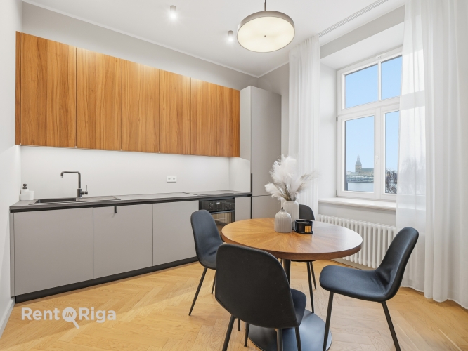 Sludinājumi. Dzīvoklis ar Brīnišķīgu skatu uz Vecrīgu un Daugavas tiltiem, tiek piedāvāts ilgtermiņa īrei.  Cena: 900 EUR/mēn Foto #1