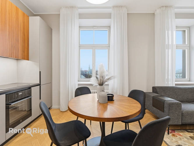 Sludinājumi. Dzīvoklis ar Brīnišķīgu skatu uz Vecrīgu un Daugavas tiltiem, tiek piedāvāts ilgtermiņa īrei.  Cena: 900 EUR/mēn Foto #3