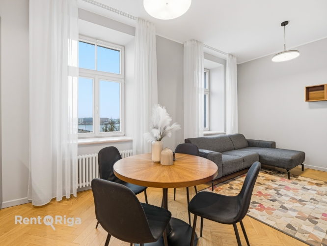 Sludinājumi. Dzīvoklis ar Brīnišķīgu skatu uz Vecrīgu un Daugavas tiltiem, tiek piedāvāts ilgtermiņa īrei.  Cena: 900 EUR/mēn Foto #4