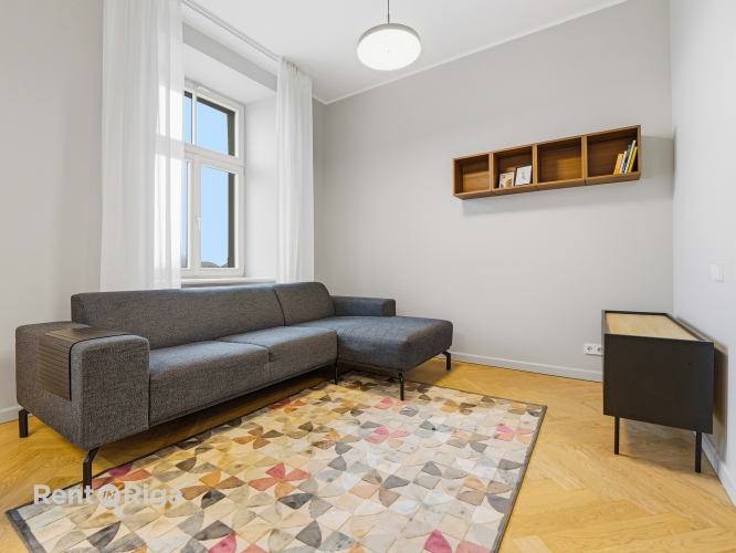 Sludinājumi. Dzīvoklis ar Brīnišķīgu skatu uz Vecrīgu un Daugavas tiltiem, tiek piedāvāts ilgtermiņa īrei.  Cena: 900 EUR/mēn Foto #5