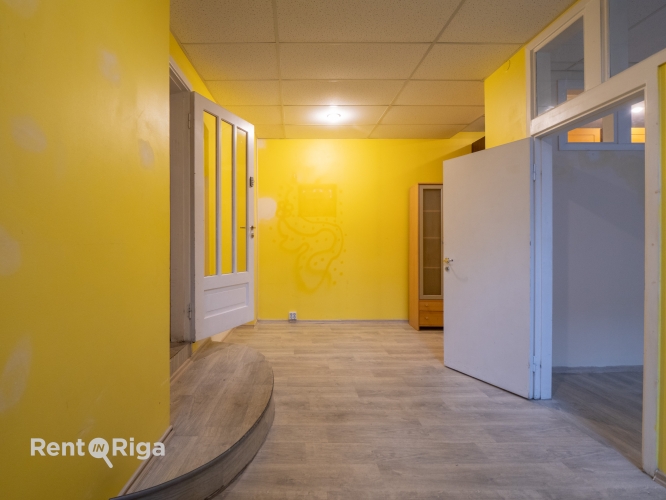 Sludinājumi. Trīs kabineti ar koridori un WC.  Visas kabineti izolēti. Kabineti no 13 - 21 kvm, sava tualete un Cena: 380 EUR/mēn Foto #1