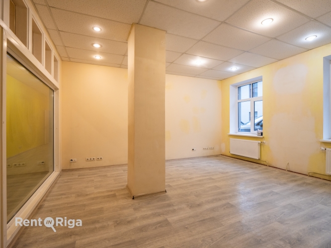 Sludinājumi. Trīs kabineti ar koridori un WC.  Visas kabineti izolēti. Kabineti no 13 - 21 kvm, sava tualete un Cena: 380 EUR/mēn Foto #2