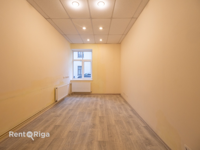 Sludinājumi. Trīs kabineti ar koridori un WC.  Visas kabineti izolēti. Kabineti no 13 - 21 kvm, sava tualete un Cena: 380 EUR/mēn Foto #5