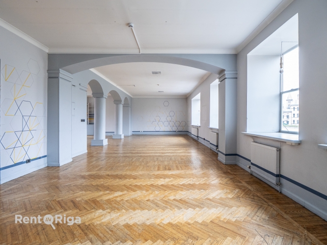 Sludinājumi. Zāle Jēkaba kazarmās.  Viena liela telpa, kas atrodas 2.stāvā. Kopīga ieeja un trepju telpa ar Cena: 1256 EUR/mēn Foto #1